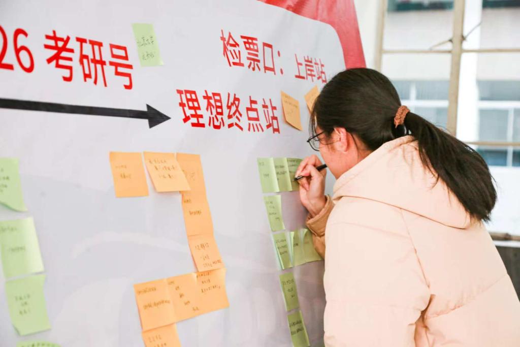 人手里拿着纸AI 生成的内容可能不正确。